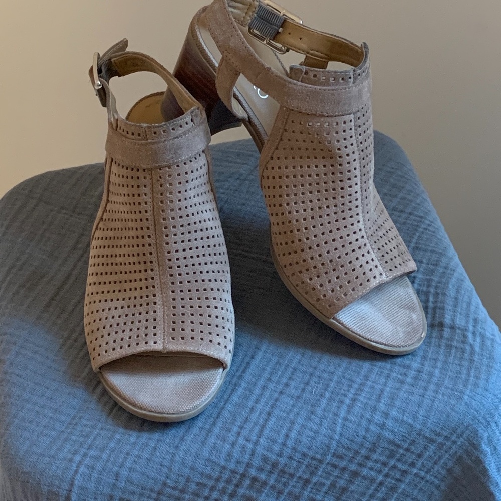 Tan suede look open toe sandals sz 8